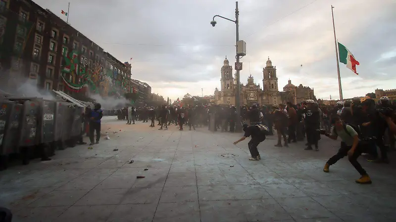 Enfrentamiento entre manifestantes y policías